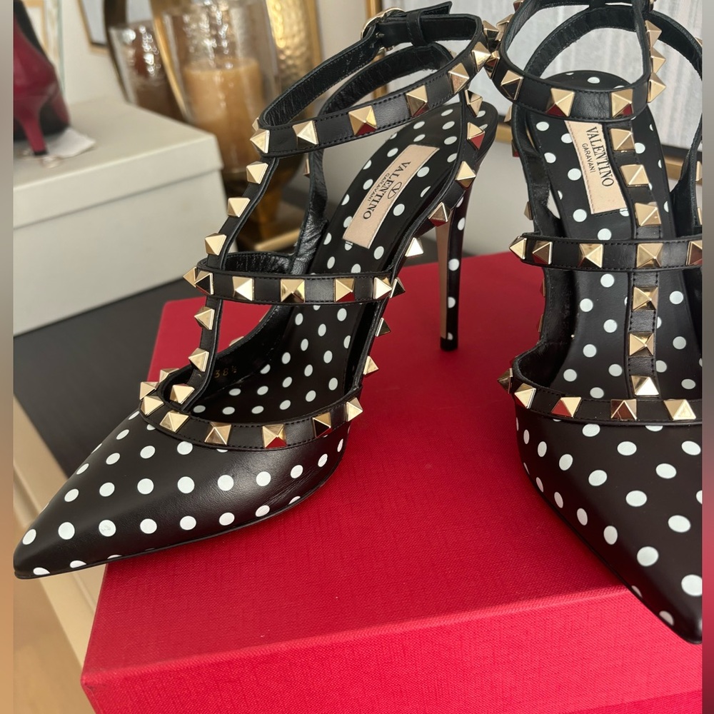 Very Elegant Valentino Garavani Classic Rockstud pumps! Brand new in box! 38.5 - Picture 3 of 16